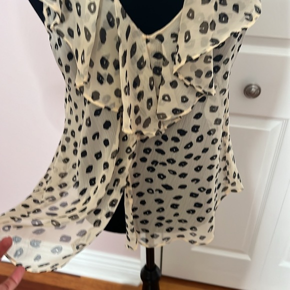 BCBG Génération Animal 🦓 🐆 Print shirt with delicate Flutter cap sleeves. XXS - Picture 4 of 5